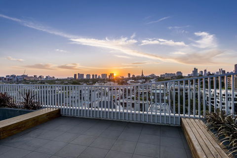 Oaks Melbourne South Yarra Suites - Pubs and Clubs 6