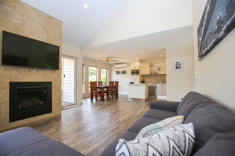 Amber Mist Villa Two - Pubs and Clubs 20