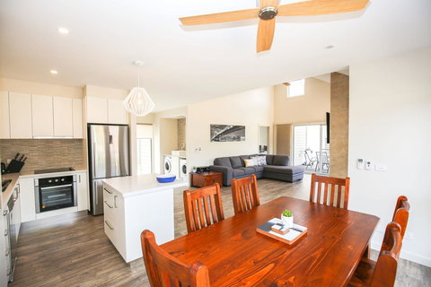 Amber Mist Villa Two - Pubs and Clubs 15