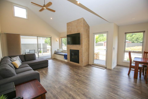 Amber Mist Villa Two - Pubs and Clubs 1