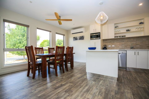 Amber Mist Villa Two - Pubs and Clubs 18