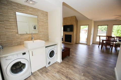 Amber Mist Villa Two - Pubs and Clubs 12