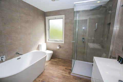 Amber Mist Villa Two - Pubs and Clubs 3