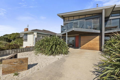 Beach And Reef - Pubs and Clubs 8
