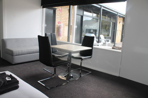 Rochester Motel - Go Out 8