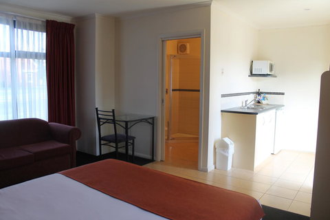 Rochester Motel - Go Out 10