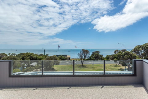 Blairgowrie Apartment 2 - On The Beach - Go Out 11