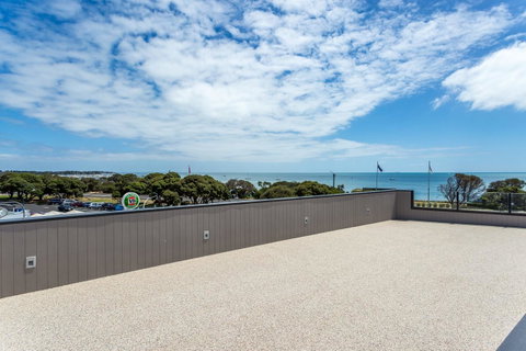 Blairgowrie Apartment 2 - On The Beach - Go Out 12