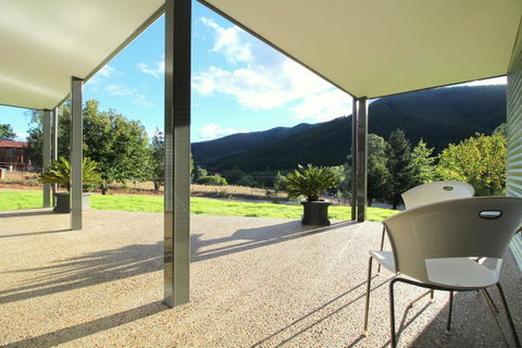 3 Bells Alpine Cottage - Pubs and Clubs 17