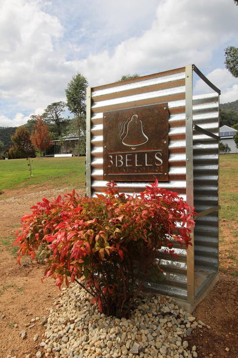 3 Bells Alpine Cottage - Pubs and Clubs 12