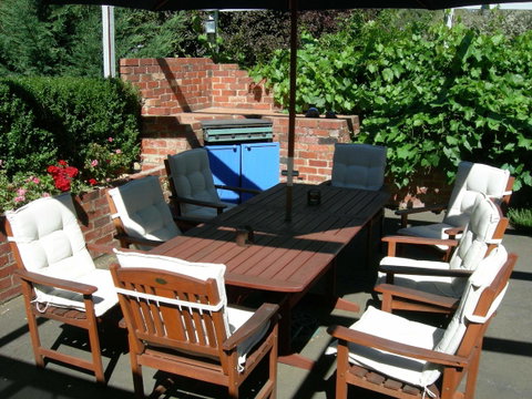 Airleigh-Rose Cottage - Pubs and Clubs 5