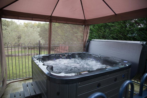 Airleigh-Rose Cottage - Pubs and Clubs 20