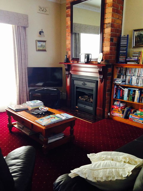 Airleigh-Rose Cottage - Pubs and Clubs 38