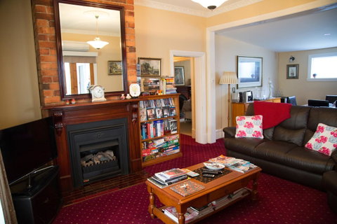 Airleigh-Rose Cottage - Pubs and Clubs 26