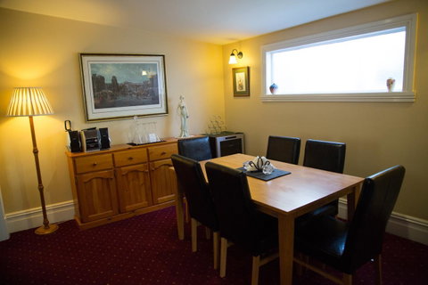 Airleigh-Rose Cottage - Pubs and Clubs 12