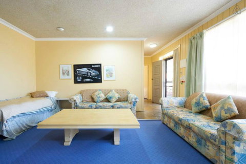 Cottages For Two - Pubs and Clubs 5