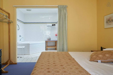 Cottages For Two - Pubs and Clubs 8