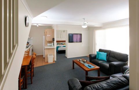 Rainbow Getaway Holiday Apartments - Go Out 30