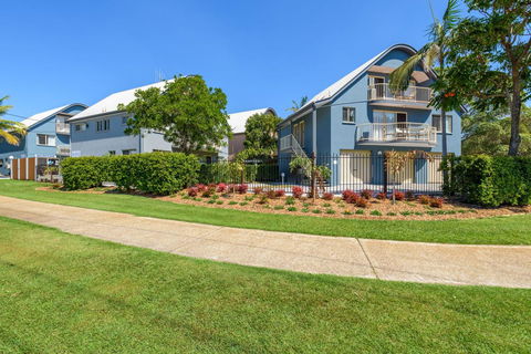 Rainbow Getaway Holiday Apartments - Go Out 18