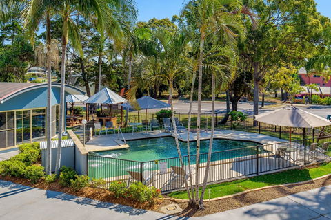 Rainbow Getaway Holiday Apartments - Go Out 0