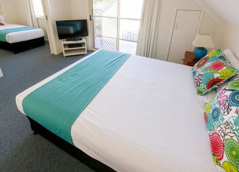 Rainbow Getaway Holiday Apartments - Go Out 23