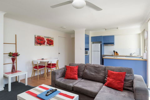 Rainbow Getaway Holiday Apartments - Go Out 6