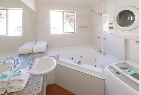 Rainbow Getaway Holiday Apartments - Go Out 31