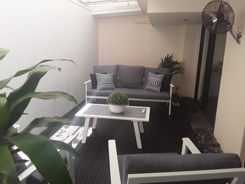 Sunseeker Holiday Apartments - Pubs and Clubs 12