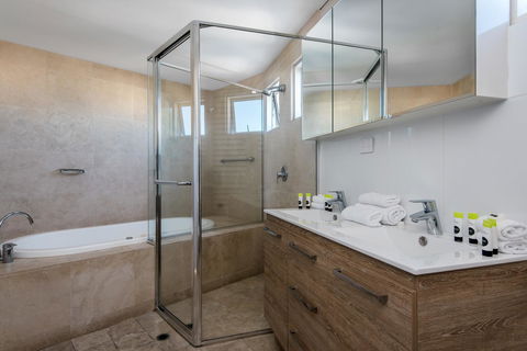 Noosa Blue Resort - Pubs and Clubs 18