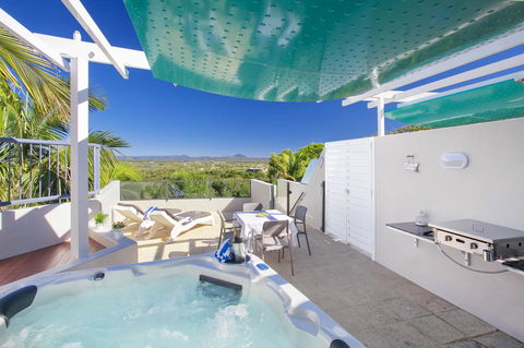Noosa Blue Resort - Pubs and Clubs 1