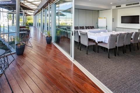 Mercure Sunshine Coast Kawana Waters - Pubs and Clubs 3