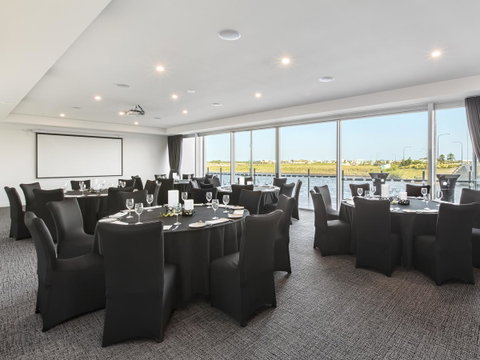 Mercure Sunshine Coast Kawana Waters - Pubs and Clubs 42