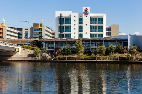 Mercure Sunshine Coast Kawana Waters - Pubs and Clubs 0