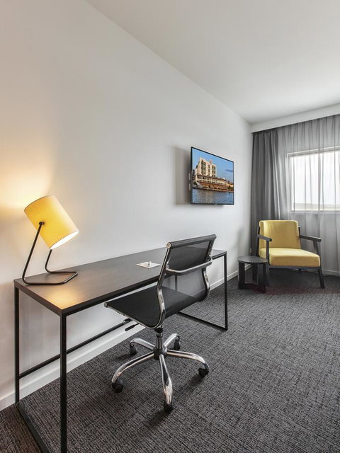 Mercure Sunshine Coast Kawana Waters - Pubs and Clubs 19