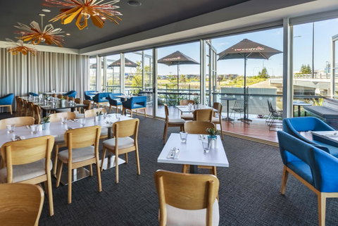 Mercure Sunshine Coast Kawana Waters - Pubs and Clubs 2