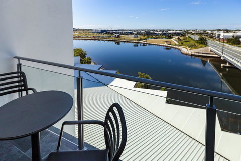 Mercure Sunshine Coast Kawana Waters - Pubs and Clubs 9