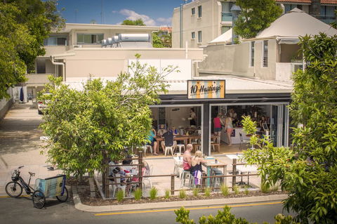 10 Hastings Street Motel - Pubs and Clubs 1