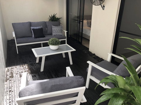 Sunshine Beach Luxe Apartment - Go Out 31