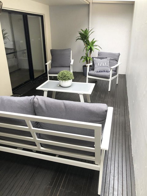 Sunshine Beach Luxe Apartment - Go Out 19