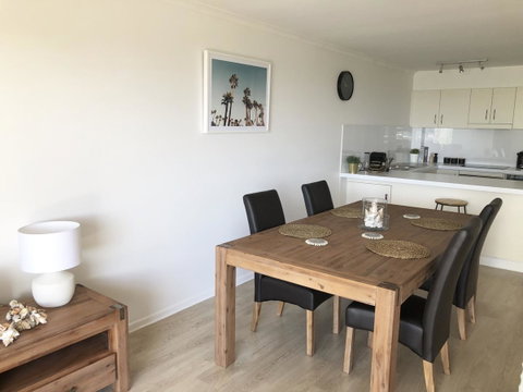 Sunshine Beach Luxe Apartment - Go Out 33