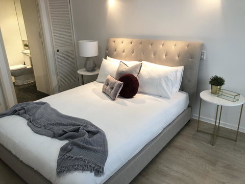 Sunshine Beach Luxe Apartment - Go Out 14