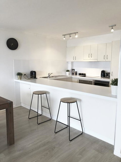 Sunshine Beach Luxe Apartment - Go Out 5