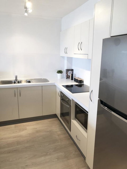Sunshine Beach Luxe Apartment - Go Out 9