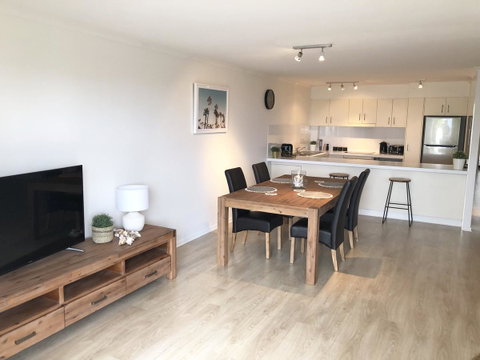 Sunshine Beach Luxe Apartment - Go Out 4