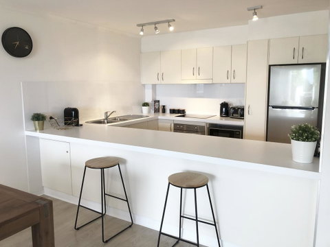 Sunshine Beach Luxe Apartment - Go Out 2
