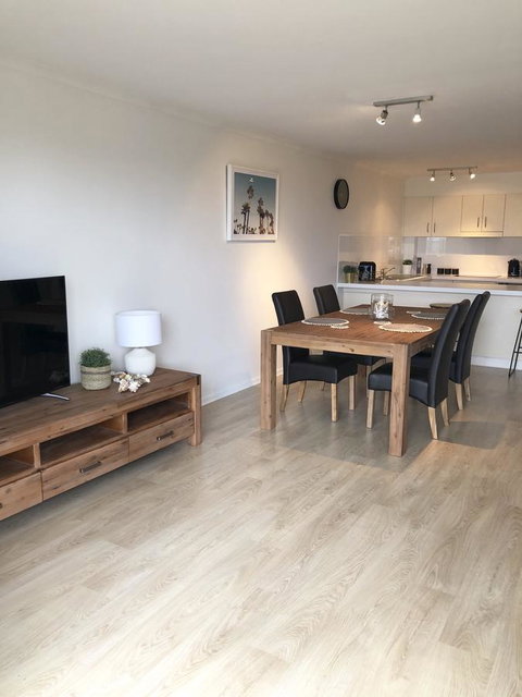 Sunshine Beach Luxe Apartment - Go Out 17