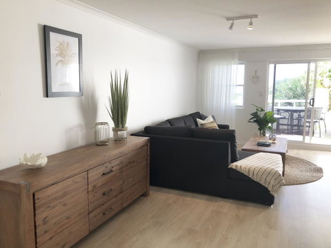 Sunshine Beach Luxe Apartment - Go Out 23