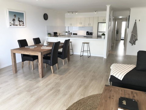 Sunshine Beach Luxe Apartment - Go Out 21