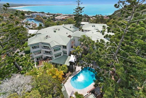 The Lookout Resort Noosa - Pubs and Clubs 0