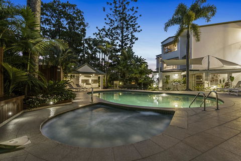 The Lookout Resort Noosa - Pubs and Clubs 1